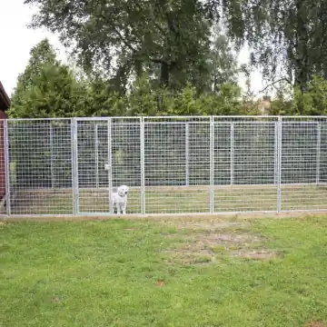 Produktbild: hundgård av galvaniserade gallersektioner på en gräsmatta