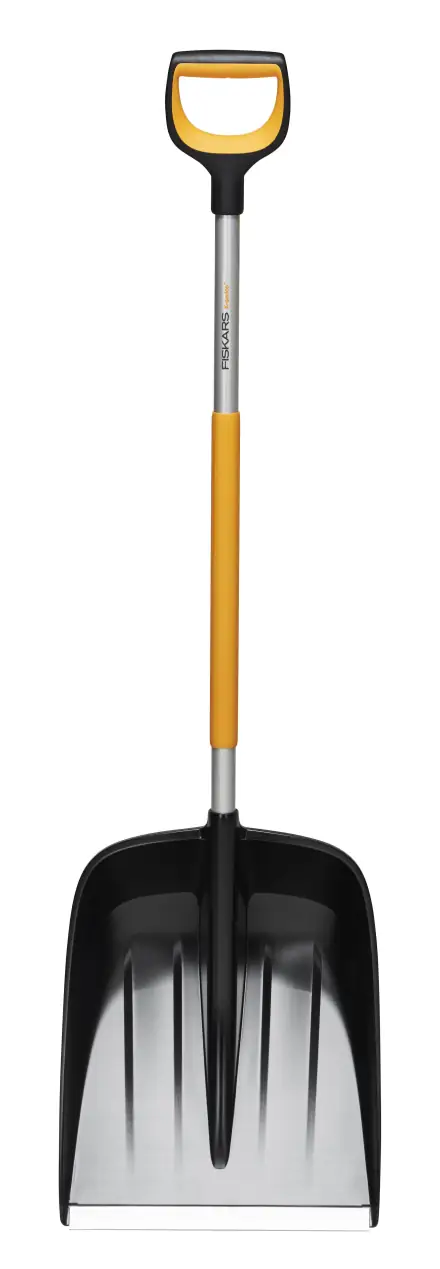 Produktbild: svart snöskyffel med gult handtag från Fiskars X-series